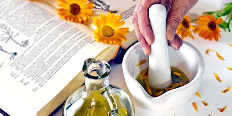 How to Make Calendula Oil – A Homemade Calendula Oil Recipe